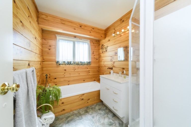 Photo of property in 7 Logan Way, Kelvin Grove, Palmerston North, 4414