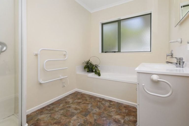 Photo of property in 1c Kereru Bend, Tawa, Wellington, 5028