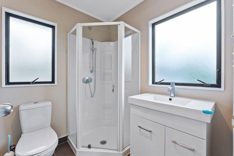 Photo of property in 2/12 Helicon Place, Totara Vale, Auckland, 0629