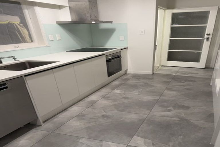 Photo of property in 1/3 De Thiery Place, Pakuranga Heights, Auckland, 2010