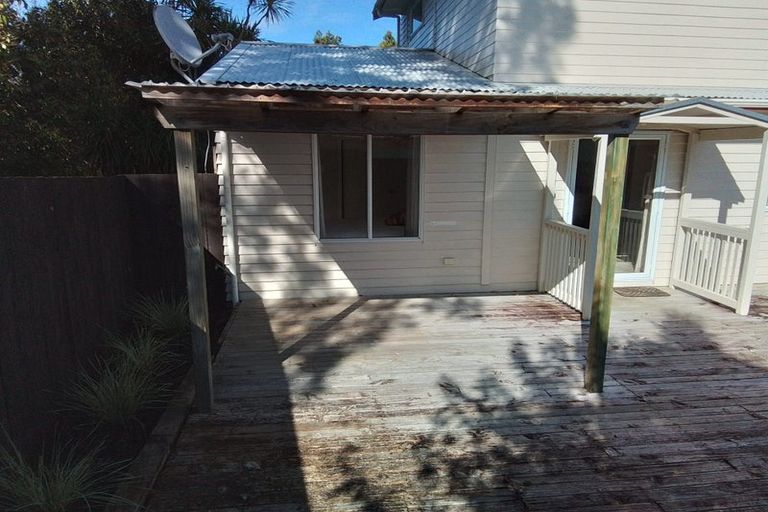 Photo of property in 2/129 Edmonton Road, Te Atatu South, Auckland, 0610