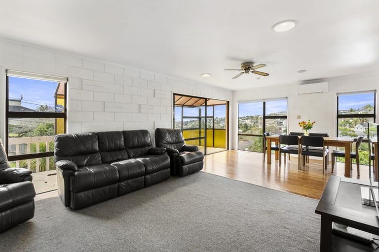 Photo of property in 2/90 Browns Bay Road, Rothesay Bay, Auckland, 0630