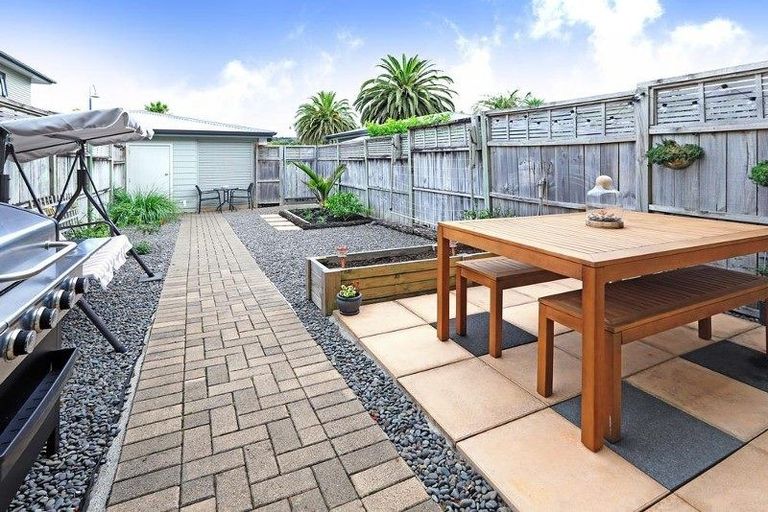 Photo of property in 13/2 Armoy Drive, East Tamaki, Auckland, 2016
