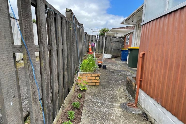 Photo of property in 2/17 Jenelin Road, Glendene, Auckland, 0602