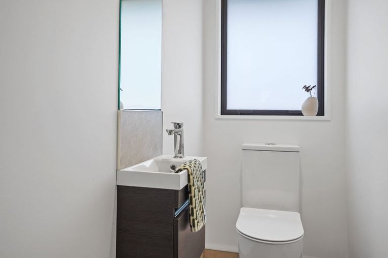 Photo of property in 1 Metoriti Crescent, Karaka, 2124