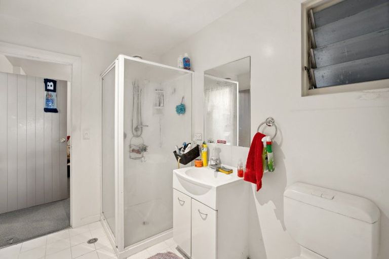 Photo of property in 6 Wynyard Crescent, Fernhill, Queenstown, 9300