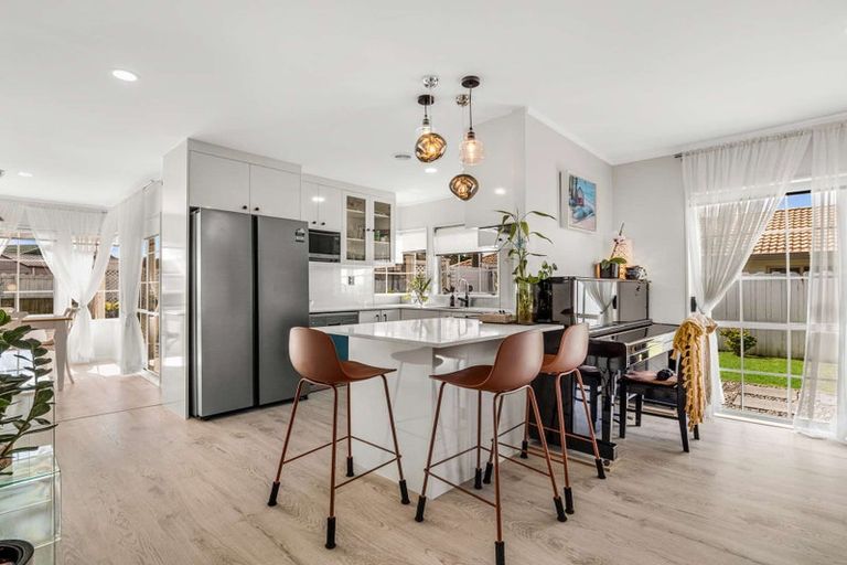 Photo of property in 52 Riverton Drive, Randwick Park, Auckland, 2105