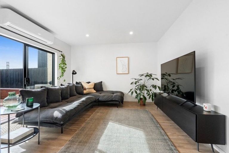 Photo of property in 15 Korama Lane, New Lynn, Auckland, 0600