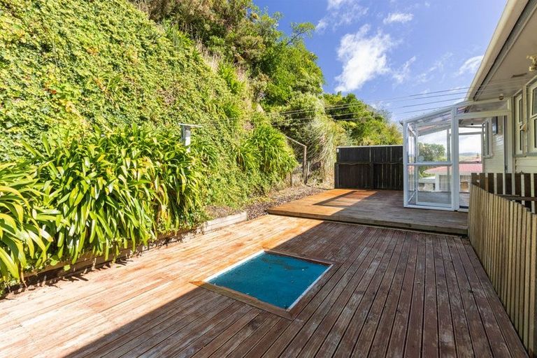 Photo of property in 96 Beazley Avenue, Paparangi, Wellington, 6037