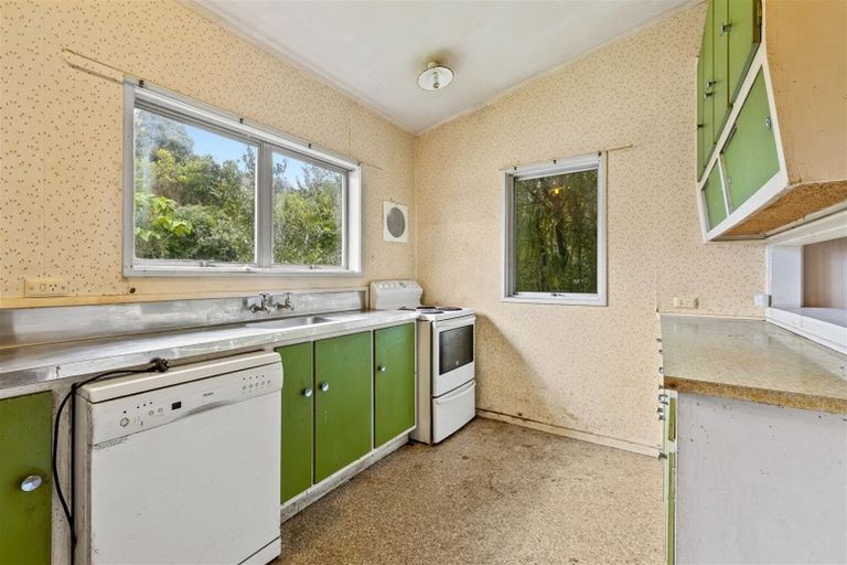 Photo of property in 16 Springside Place, New Lynn, Auckland, 0600