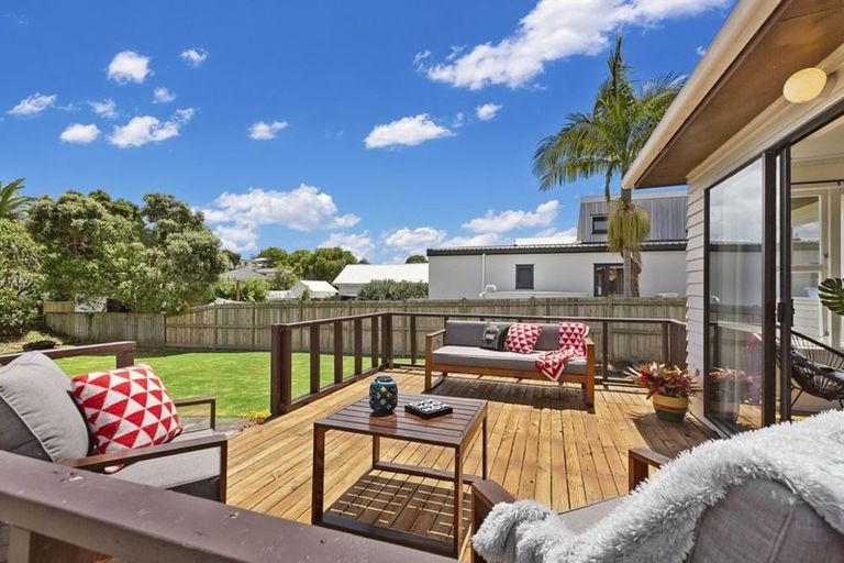 Photo of property in 9 Walton Street, Red Beach, 0932