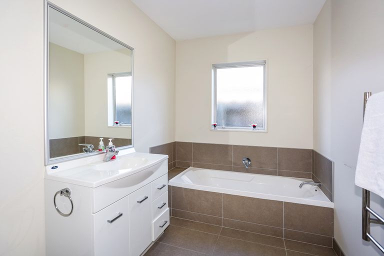 Photo of property in 122 Popokatea Drive, Takanini, 2112