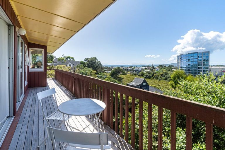 Photo of property in 15a Rangitoto Terrace, Milford, Auckland, 0620