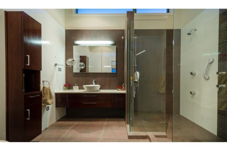 Photo of property in 5a Bernleigh Terrace, West Harbour, Auckland, 0618