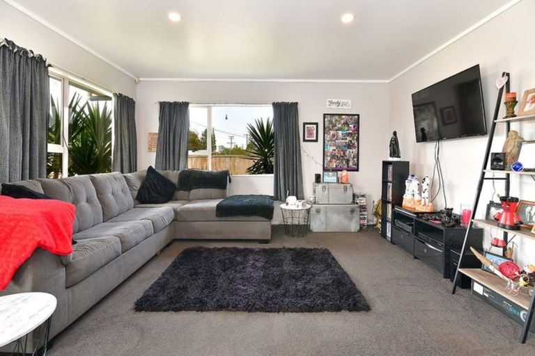 Photo of property in 19 Parakai Avenue, Parakai, 0830