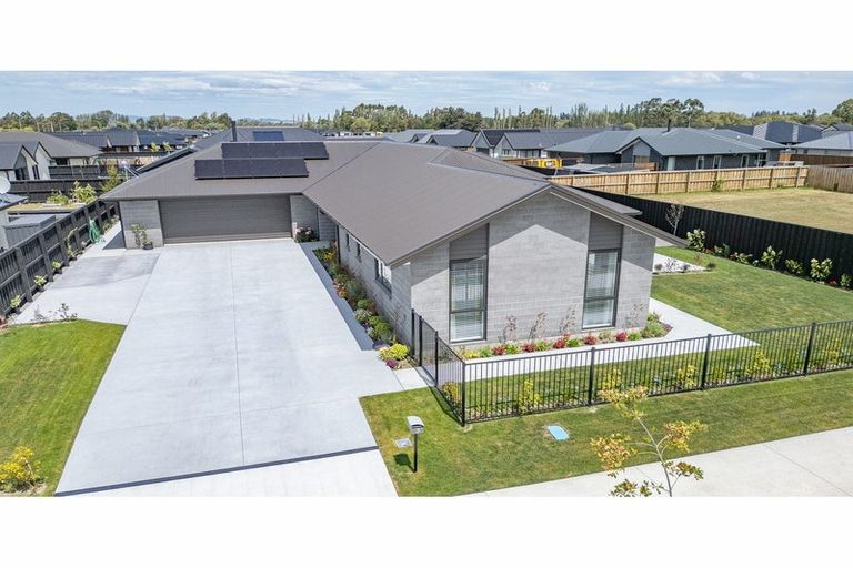 Photo of property in 3 Mccahon Drive, Rangiora, 7400