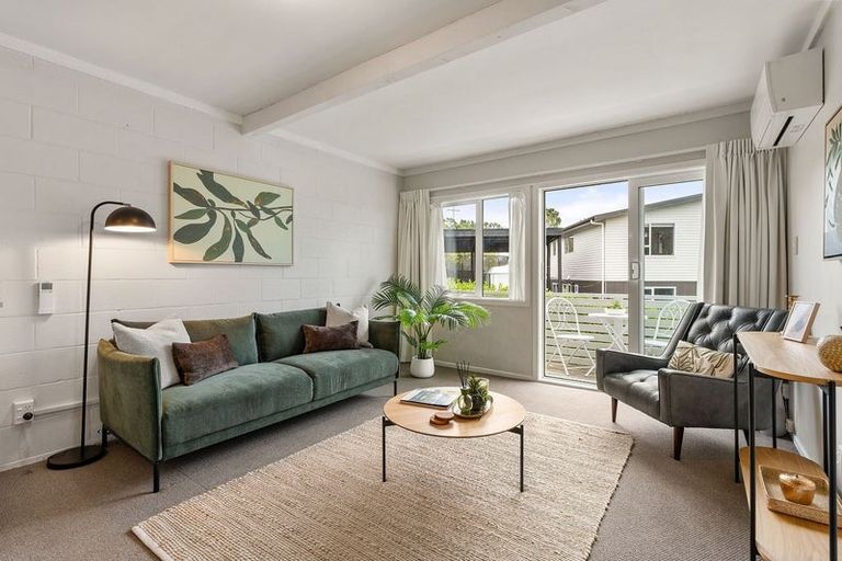 Photo of property in 1/15 Bloomsbury Grove, Newlands, Wellington, 6037