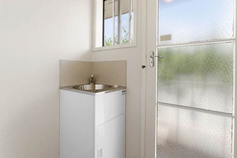 Photo of property in 5 Trengove Place, West Harbour, Auckland, 0618