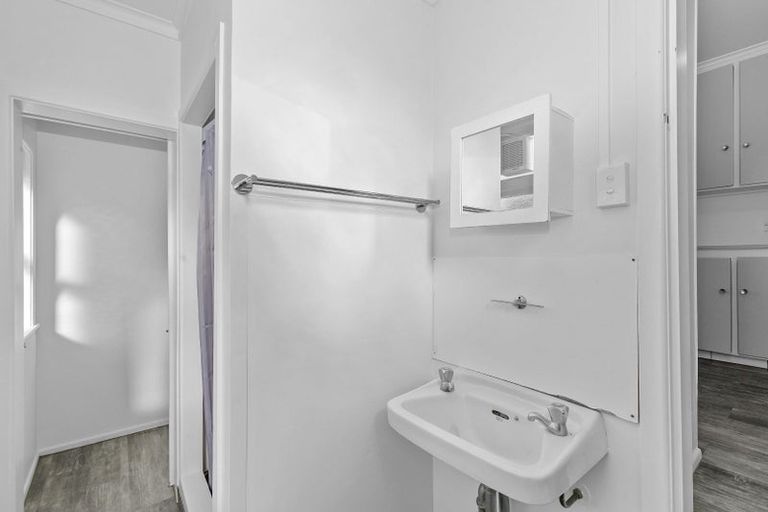 Photo of property in 87 Queens Drive, Lyall Bay, Wellington, 6022