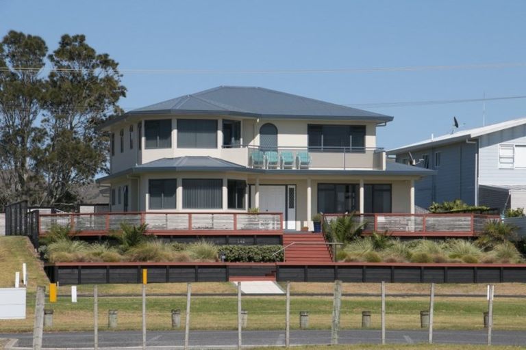 Photo of property in 142 Seaforth Road, Waihi Beach, 3611