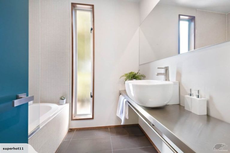 Photo of property in 8a Wairata Place, Te Atatu South, Auckland, 0610