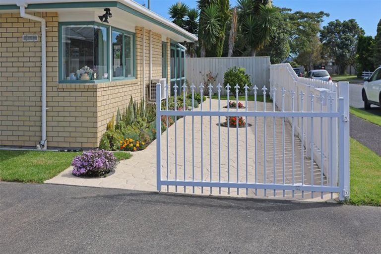 Photo of property in 1 Poinsettia Place, Henderson, Auckland, 0610