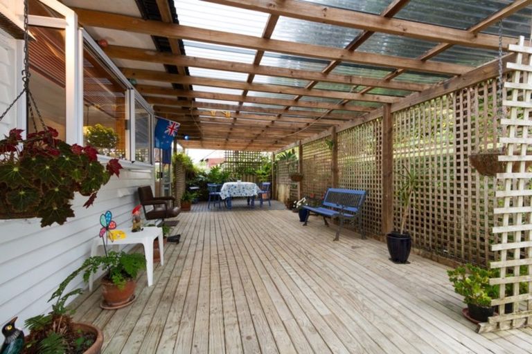 Photo of property in 8 Staincross Street, Green Bay, Auckland, 0604