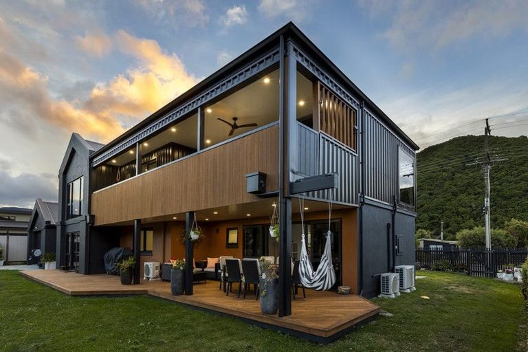 Photo of property in 15 Beach Road, Waikawa, Picton, 7220