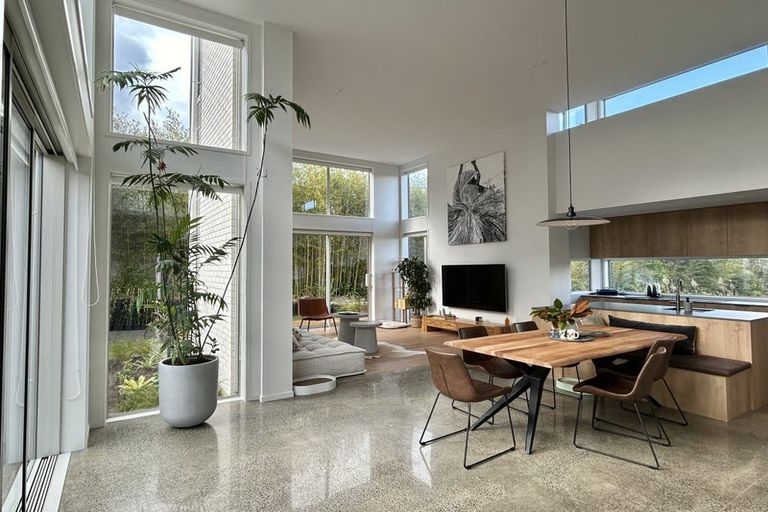 Photo of property in 18 Macbeth Court, Milford, Auckland, 0620