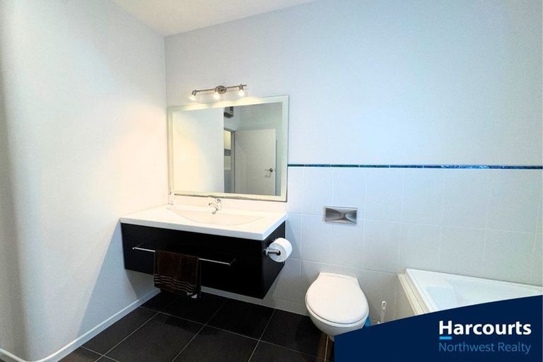 Photo of property in 86 Wiseley Road, West Harbour, Auckland, 0618