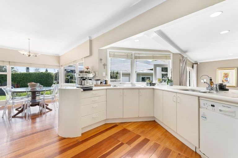 Photo of property in 33 Covil Avenue, Te Atatu South, Auckland, 0610