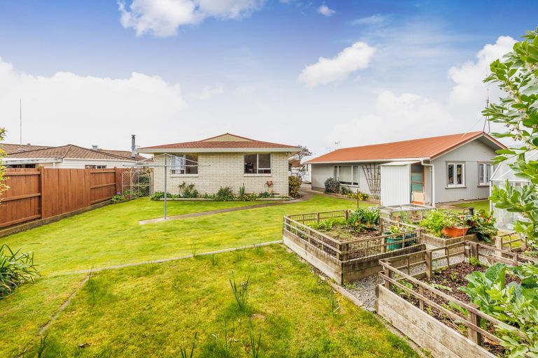 Photo of property in 15 Grange Place, Milson, Palmerston North, 4414