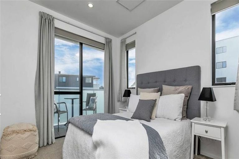Photo of property in Apollo Apartments, 201/46 Rosedale Road, Rosedale, Auckland, 0632