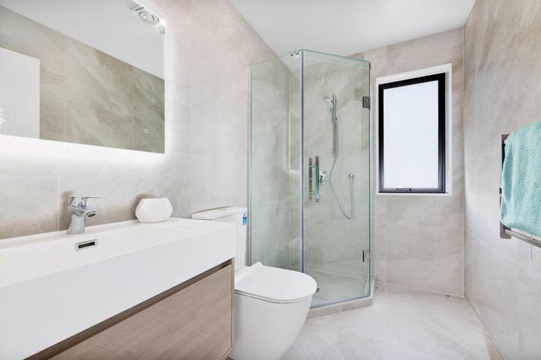 Photo of property in 21c Montgomery Avenue, Belmont, Auckland, 0622