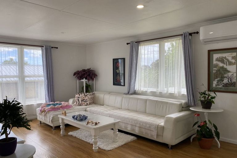 Photo of property in 2/8 Valdale Road, Henderson, Auckland, 0610