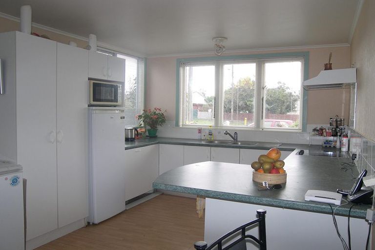 Photo of property in 4b Waiari Road, Conifer Grove, Takanini, 2112