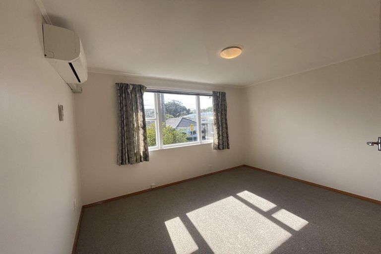 Photo of property in 19 Spenmoor Street, Newlands, Wellington, 6037