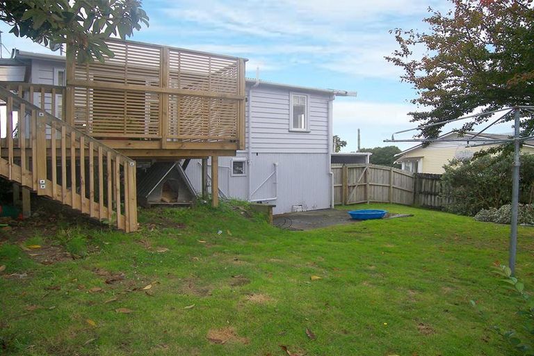 Photo of property in 4b Waiari Road, Conifer Grove, Takanini, 2112