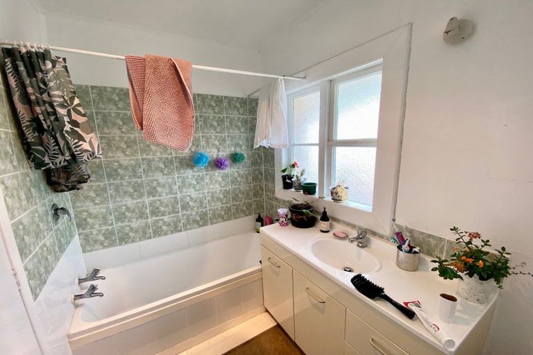 Photo of property in 260 Henderson Valley Road, Henderson, Auckland, 0612