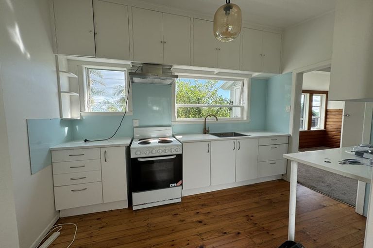 Photo of property in 1/592 East Coast Road, Pinehill, Auckland, 0630