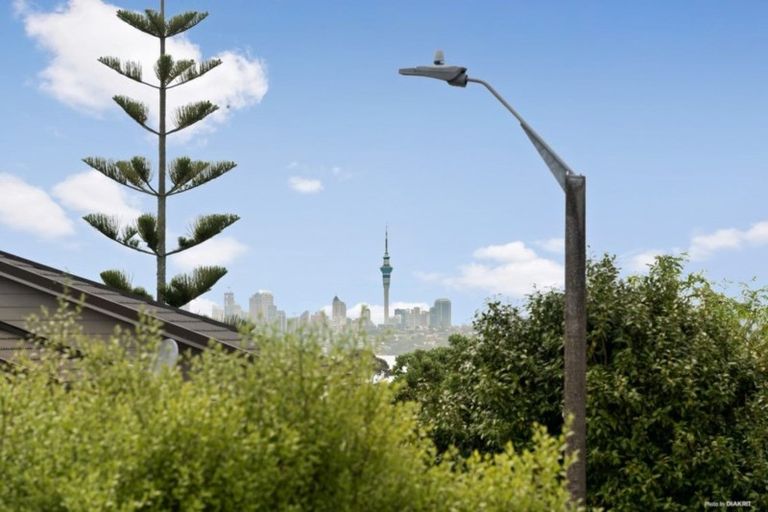 Photo of property in 17 Worthington Place, West Harbour, Auckland, 0618