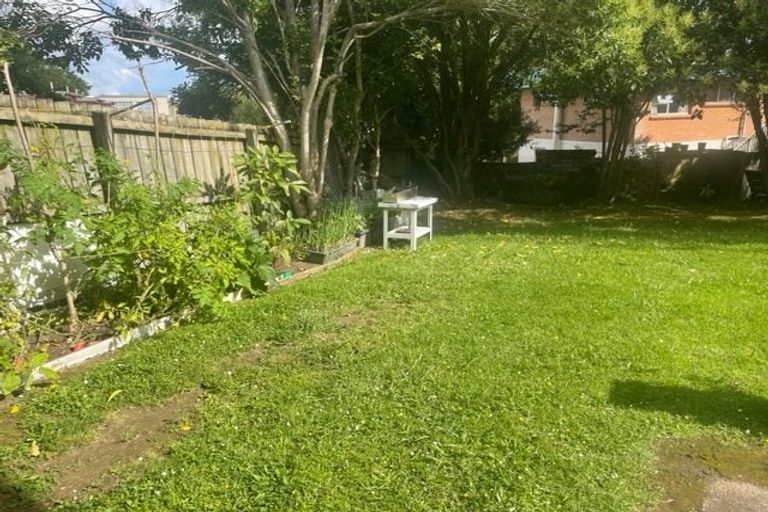 Photo of property in 2 Easton Park Parade, Glenfield, Auckland, 0629