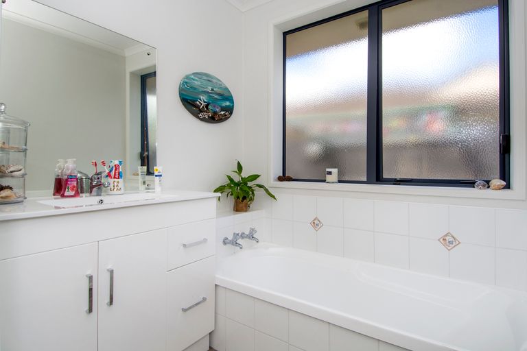 Photo of property in 64 Oriental Parade, Papamoa Beach, Papamoa, 3118