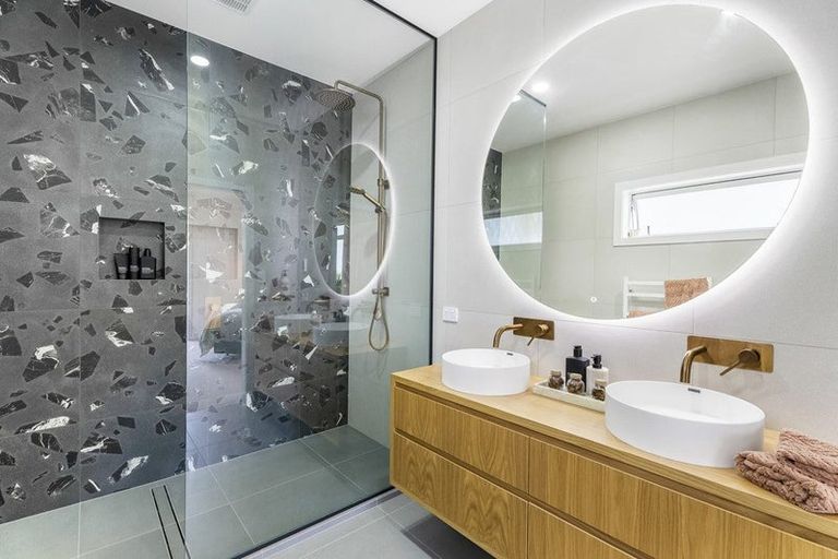 Photo of property in 6 Dorchester Place, Orewa, 0931