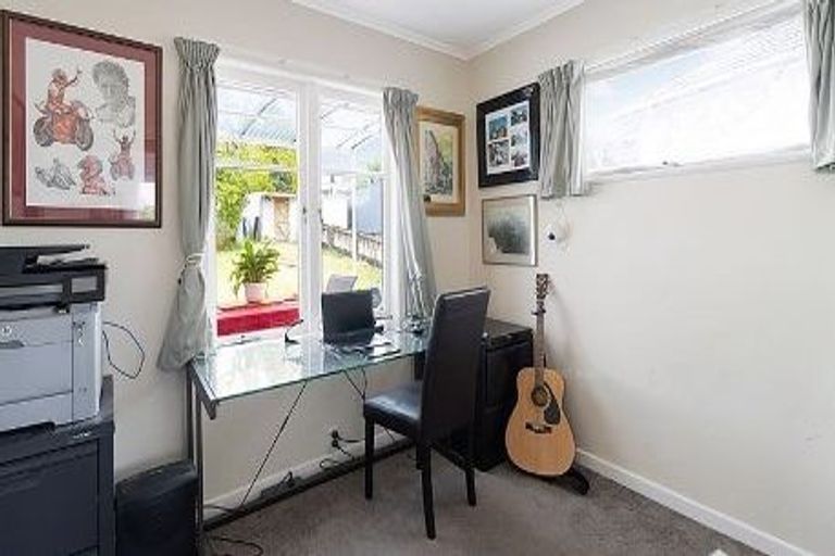Photo of property in 42 Tiroroa Avenue, Te Atatu South, Auckland, 0610