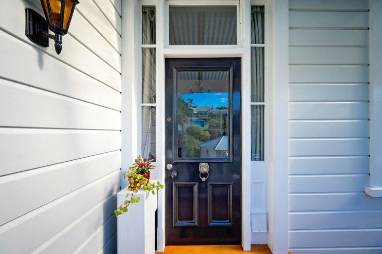 Photo of property in 6 Cameron Road, Bluff Hill, Napier, 4110