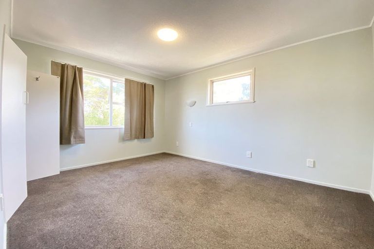 Photo of property in 13 Halcombe Place, Green Bay, Auckland, 0604