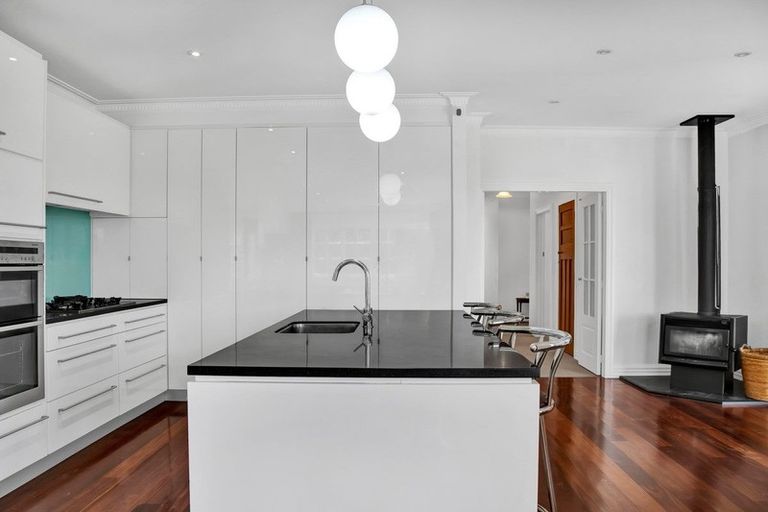 Photo of property in 18 Bulteel Street, New Plymouth, 4310