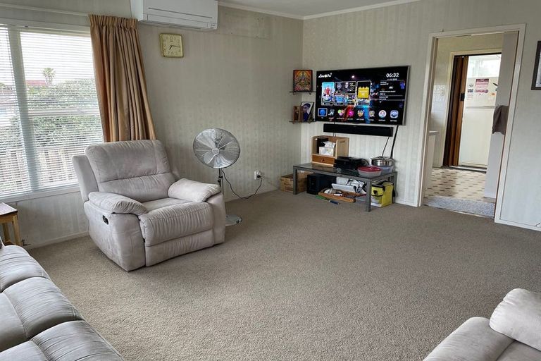 Photo of property in 2/17 Jenelin Road, Glendene, Auckland, 0602