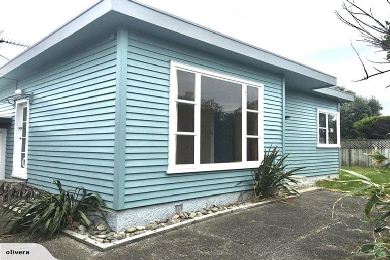 Photo of property in 122b Apu Crescent, Lyall Bay, Wellington, 6022